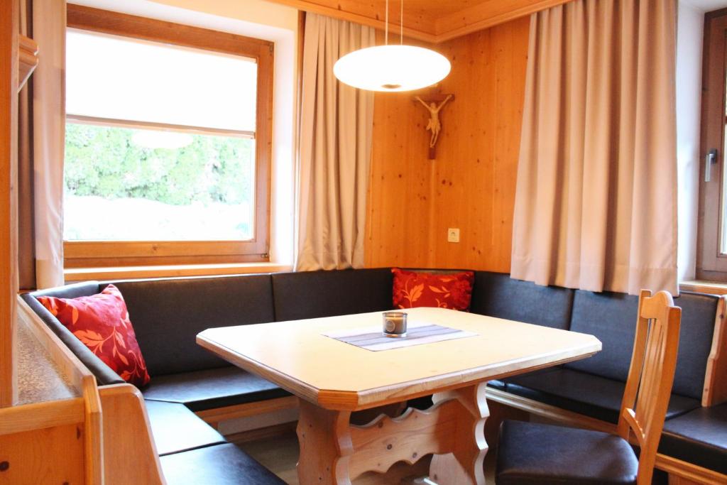 Posedenie v ubytovaní Appartement Pitztal-Hochzeiger inclusive Pitztal-Sommer Card