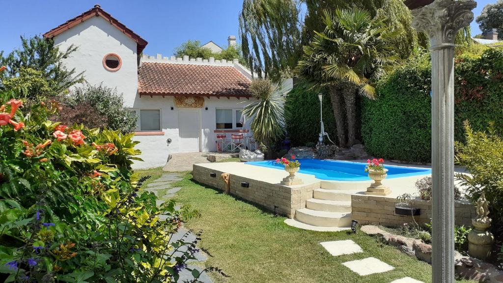 a house with a swimming pool in the yard at Rincón De Angeles in Tandil