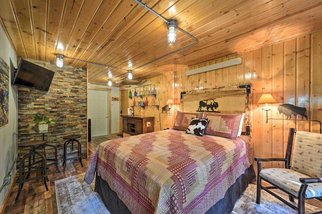 Postel nebo postele na pokoji v ubytování Alpine Adventures Cozy Log Cabin with Deck and Views!