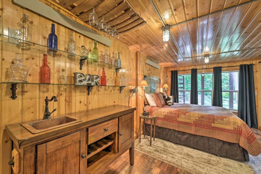 Postel nebo postele na pokoji v ubytování Alpine Adventures Cozy Log Cabin with Deck and Views!