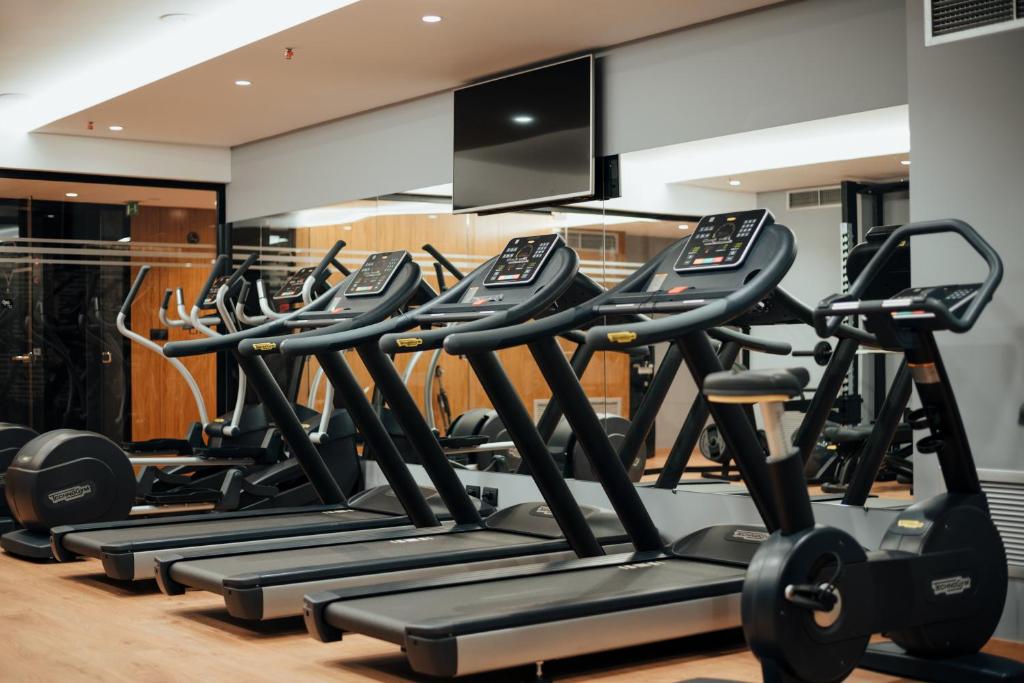 Fitness centrum a/nebo fitness zařízení v ubytování Black Diamond Hotel