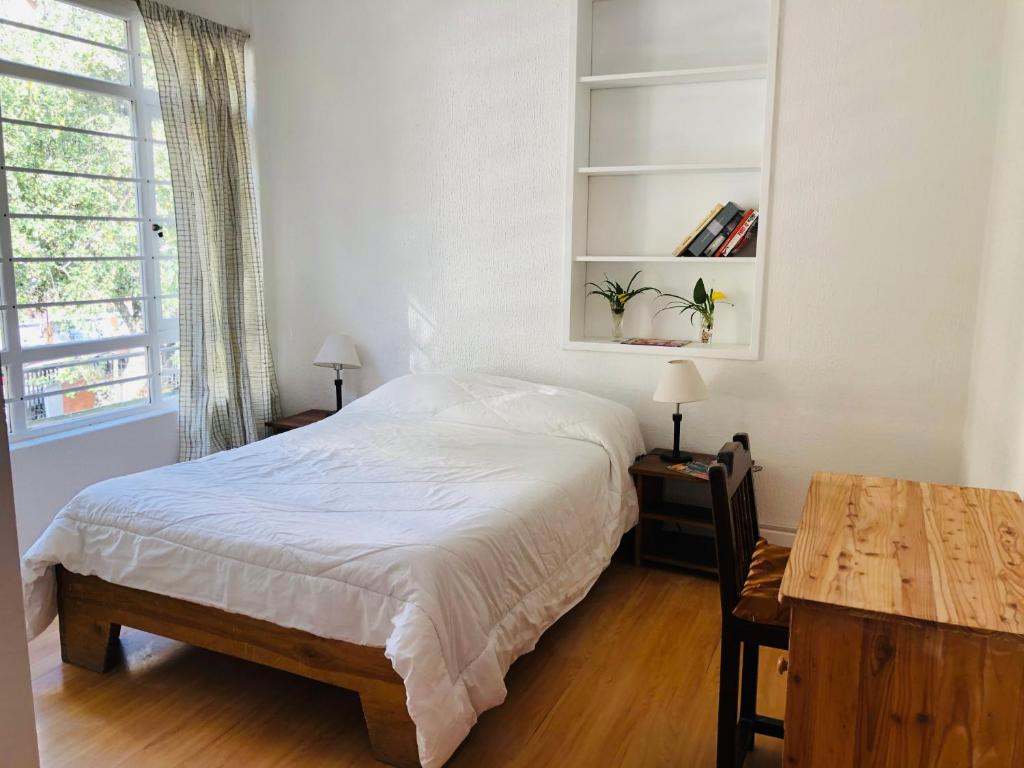 Postel nebo postele na pokoji v ubytování Hostal Alcala