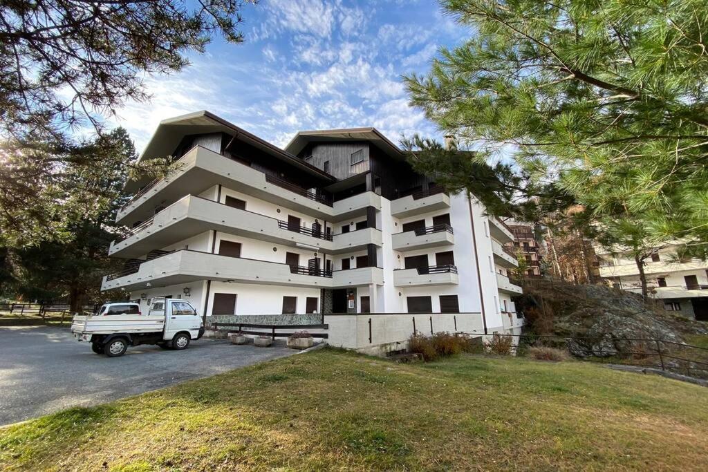 a white truck parked in front of a building at 200 m dagli impianti Rifugio dello sciatore in Aprica