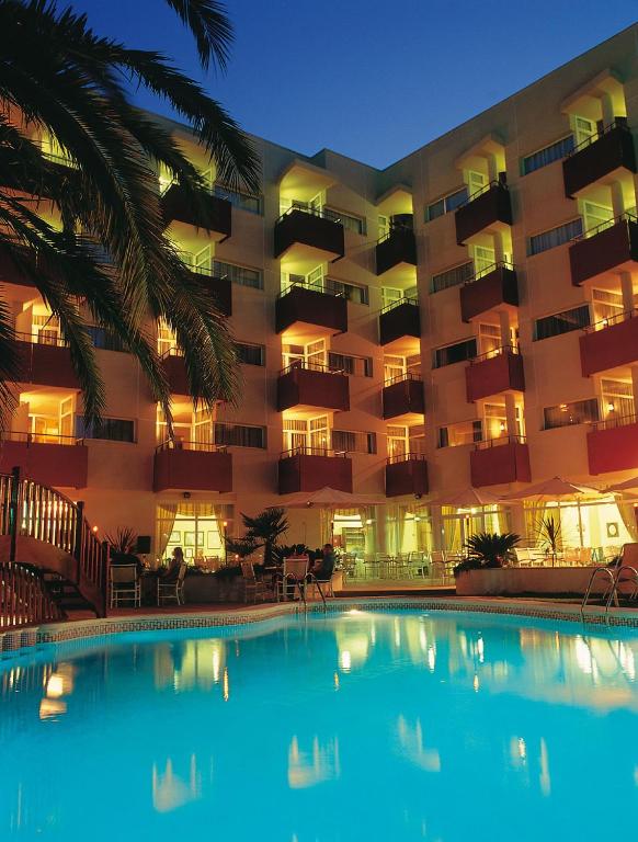 Bazén v ubytování Mònica Hotel nebo v jeho okolí