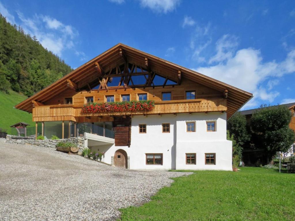 サン・ジャコモにあるTischlerhof Alpine Livingの木造屋根の白い大きな建物