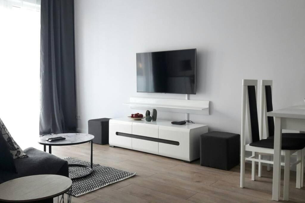 Televízia a/alebo spoločenská miestnosť v ubytovaní Lux Apartment close to Medicover and Paley