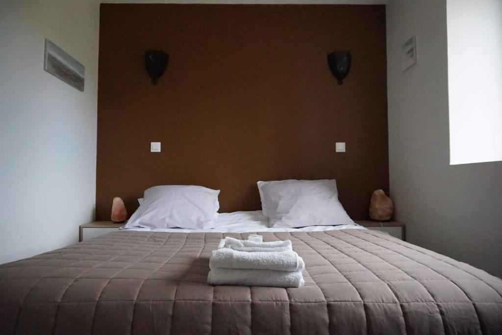 1 dormitorio con 1 cama con 2 toallas en Domaine des Pierres Jumelles-balade à cheval-chambre d'hôtes Mayenne, en Sainte-Gemmes-le-Robert