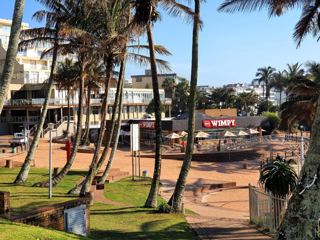 un parco con palme e un treno sullo sfondo di FlightInn 4 Sleeper-Self Catering Accommodation a Margate