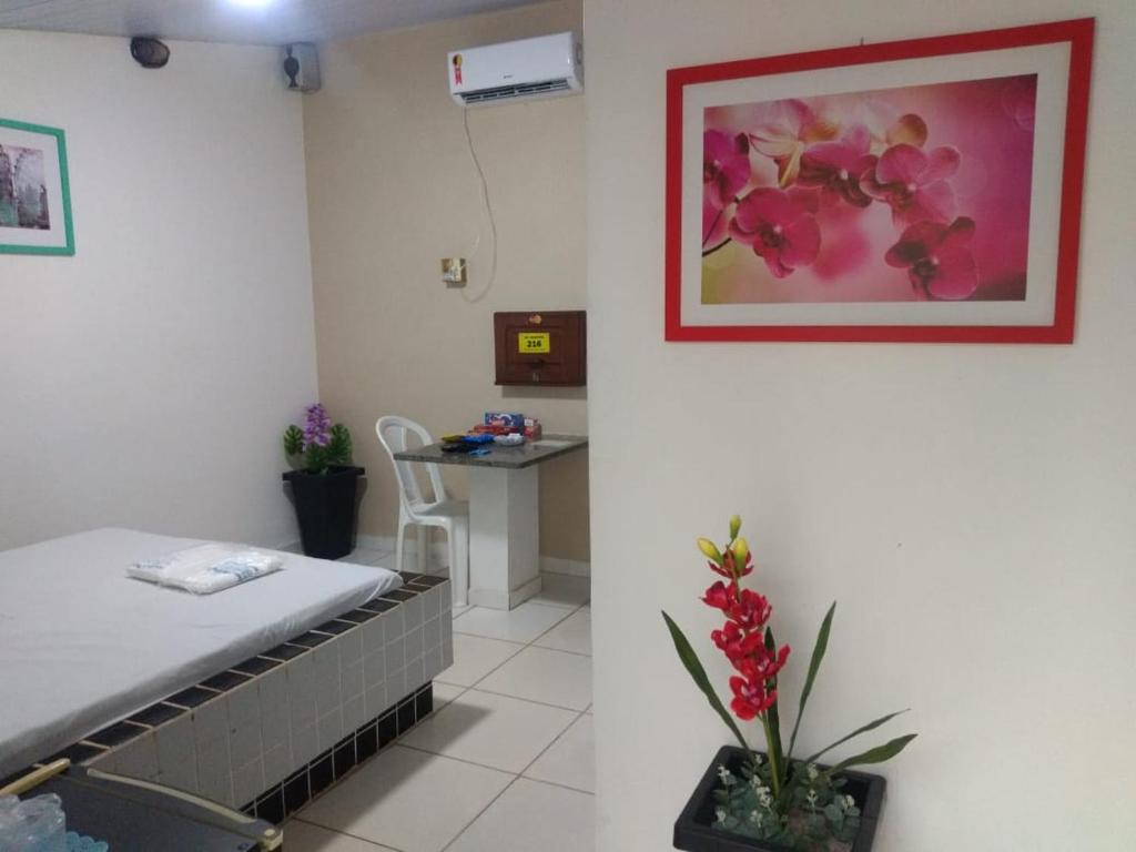 Pokój szpitalny z łóżkiem i stołem w obiekcie Pousada Tropical (Adults Only) w mieście Marituba