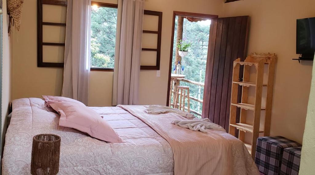Ένα ή περισσότερα κρεβάτια σε δωμάτιο στο Chalés Canto do Pavão