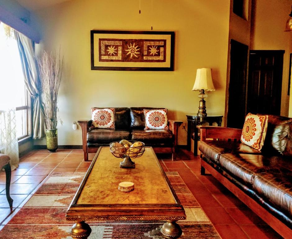 Sala de estar con sofás y mesa de centro en Terra Monarca, en Valle de Guadalupe
