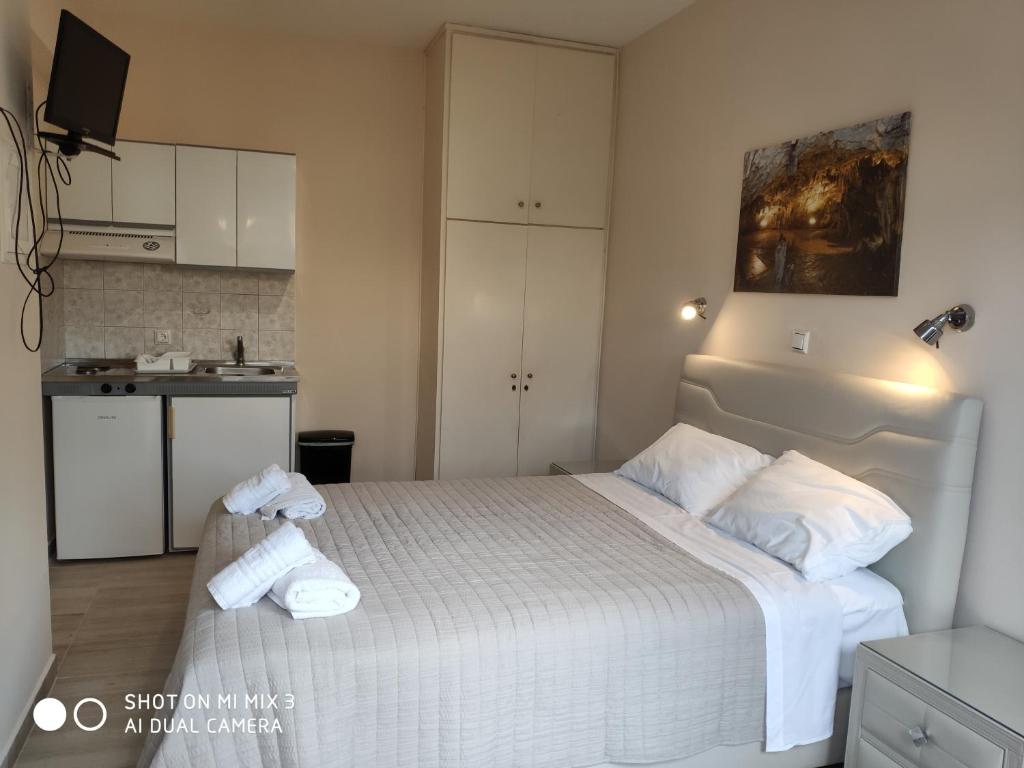 Postel nebo postele na pokoji v ubytování Theodora Studios & Apartments