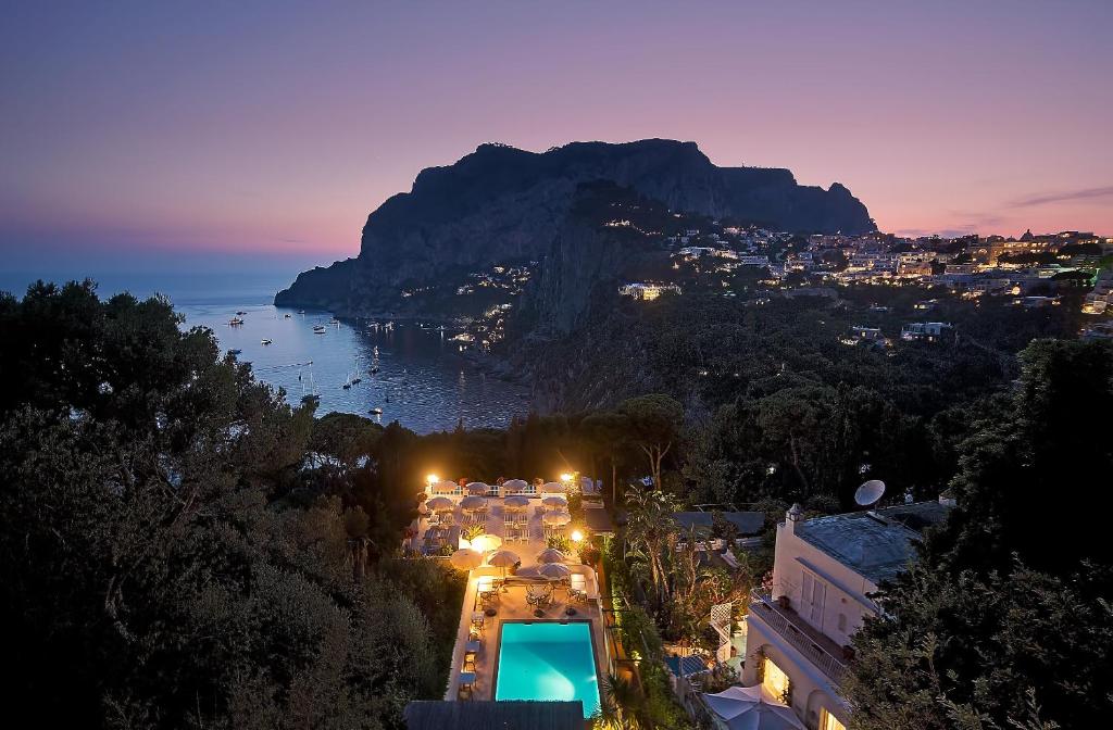 una vista de la costa amalfi por la noche en Hotel Villa Brunella en Capri