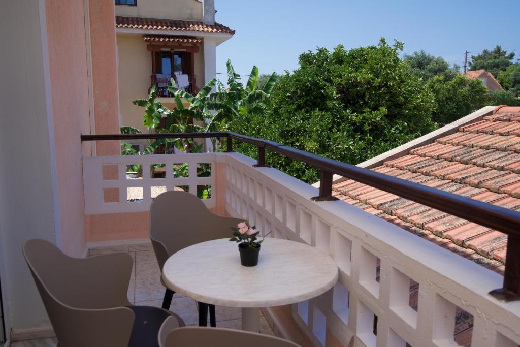 Balkón nebo terasa v ubytování Theodora Studios & Apartments