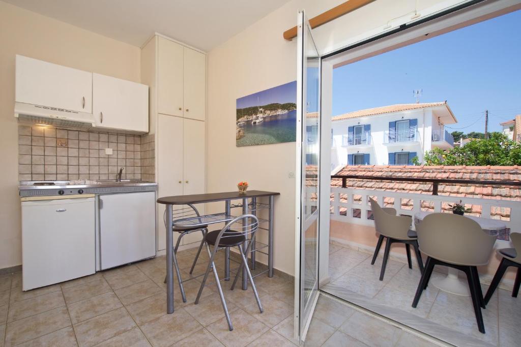 Kuchyň nebo kuchyňský kout v ubytování Theodora Studios & Apartments