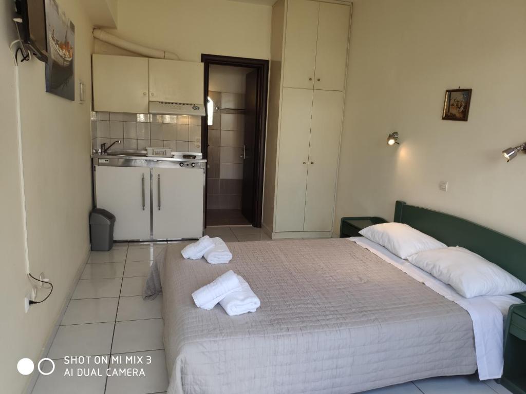 Postel nebo postele na pokoji v ubytování Theodora Studios & Apartments