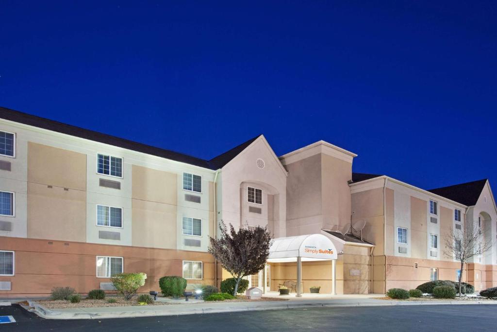 een weergave van een hotel met een parkeerplaats bij Sonesta Simply Suites Albuquerque in Albuquerque