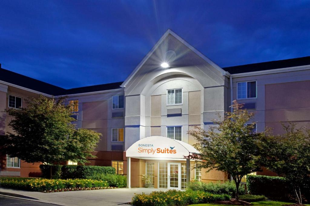 an image of a hotel exterior at night at Sonesta Simply Suites Chicago Waukegan in Waukegan