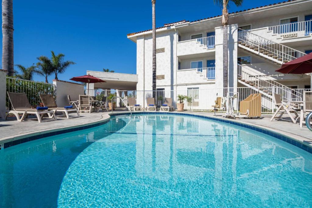 una piscina frente a un edificio en Motel 6-Ventura, CA - South, en Ventura