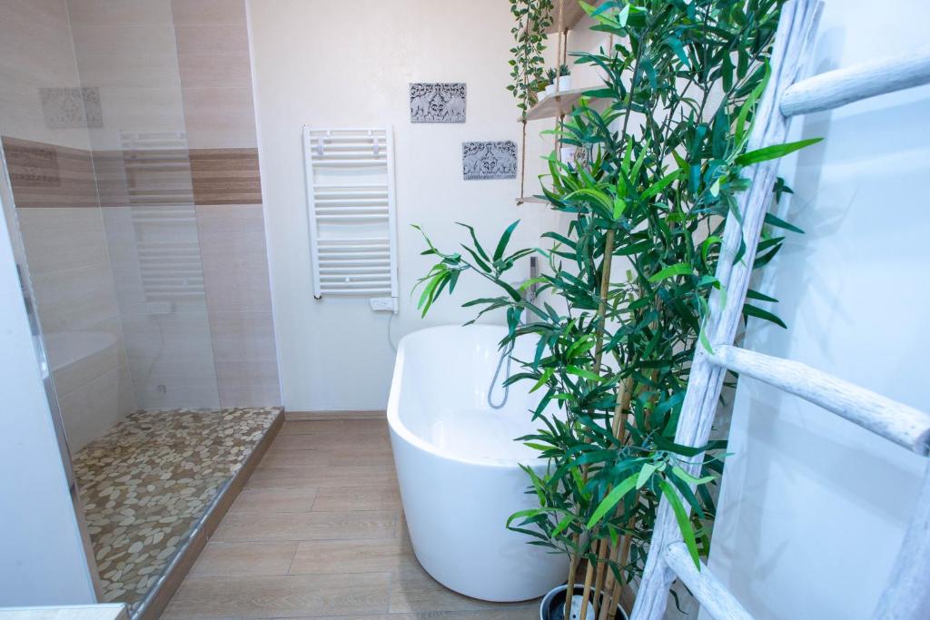 A bathroom at Le Coccon Entre Basso Cambo et Lardenne