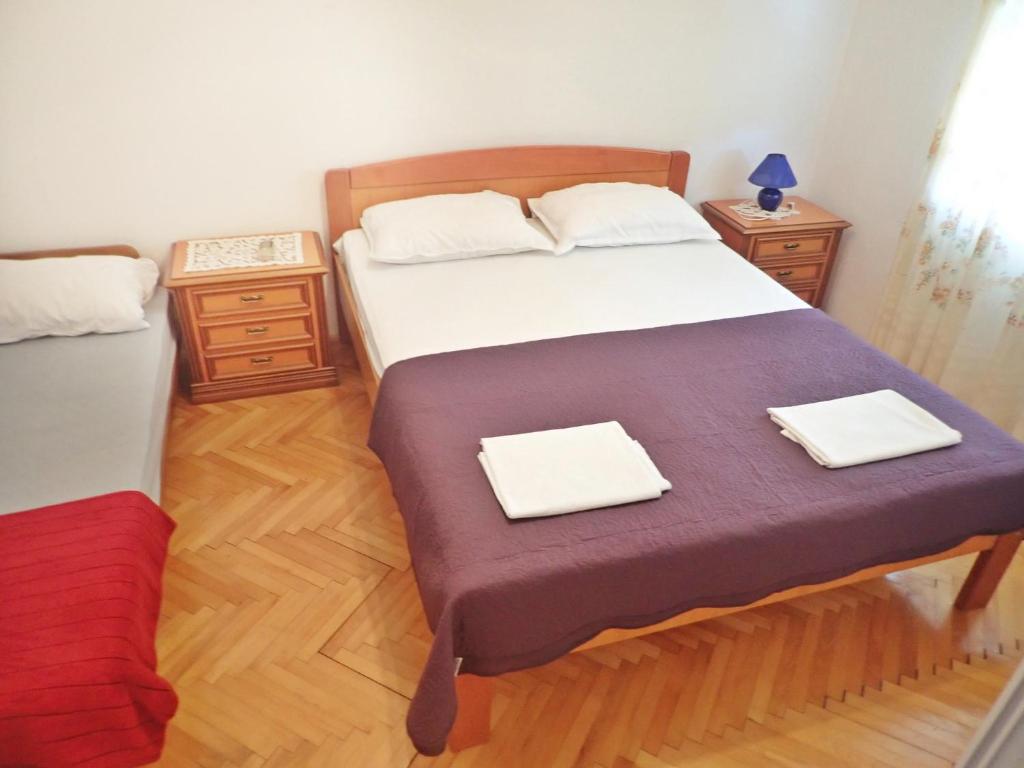 Posteľ alebo postele v izbe v ubytovaní Apartment in Starigrad-Paklenica 6861