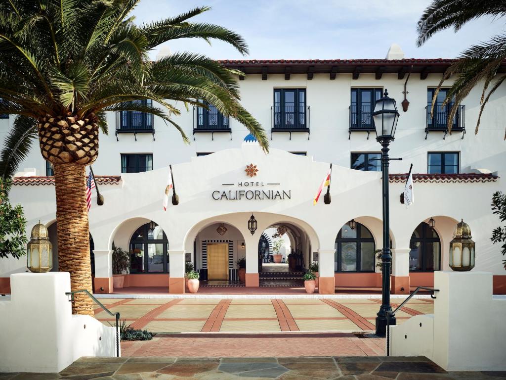 um hotel com uma palmeira em frente a um edifício em Hotel Californian em Santa Bárbara