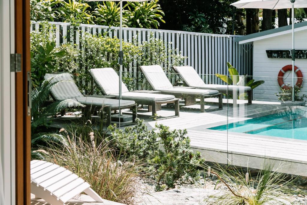 Bazén v ubytování Pineapple Petes Beach House nebo v jeho okolí