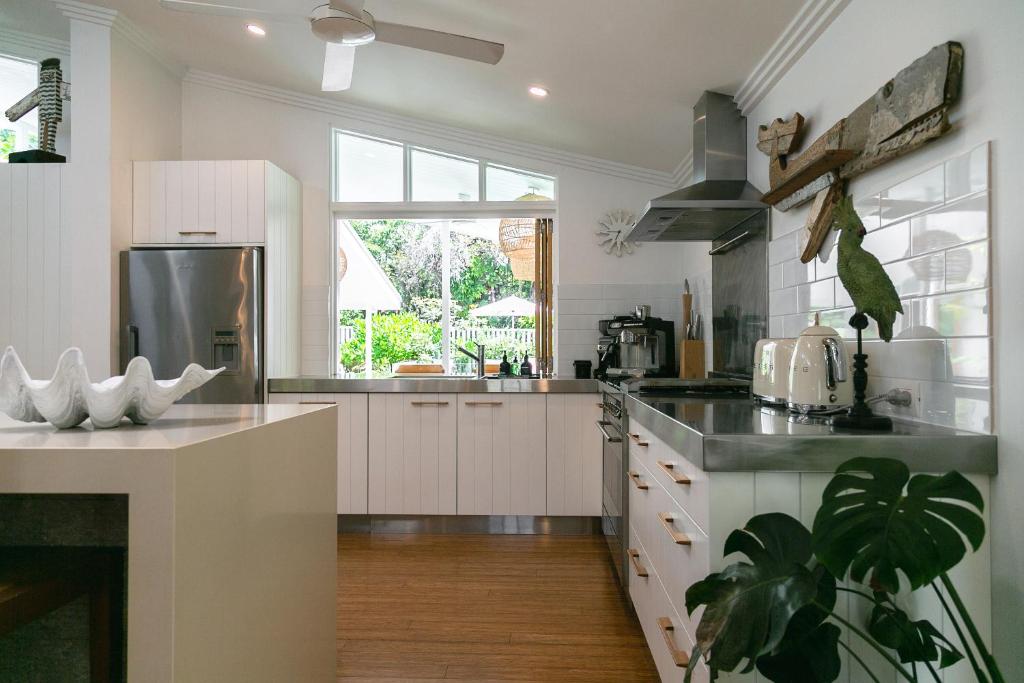 Kuchyň nebo kuchyňský kout v ubytování Pineapple Petes Beach House