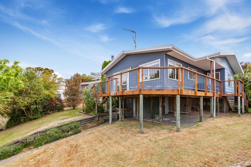 Blue Bach Omori Holiday Home, Kuratau (updated prices 2024)