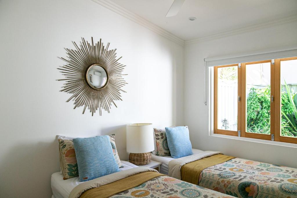 Postel nebo postele na pokoji v ubytování Pineapple Petes Beach House