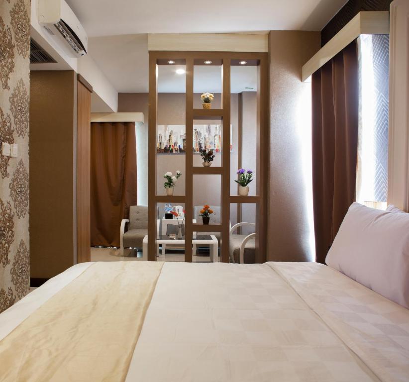 Tempat tidur dalam kamar di JLE'S Hotel