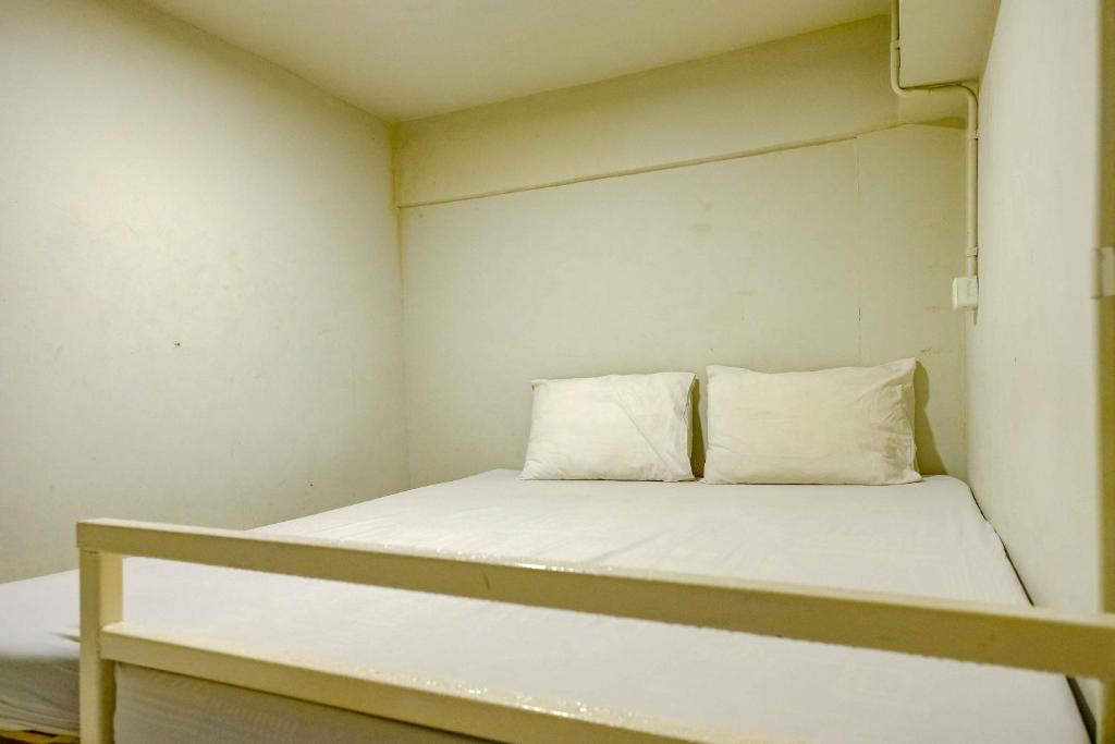 Tempat tidur dalam kamar di Cendrawasih Residence Mitra RedDoorz