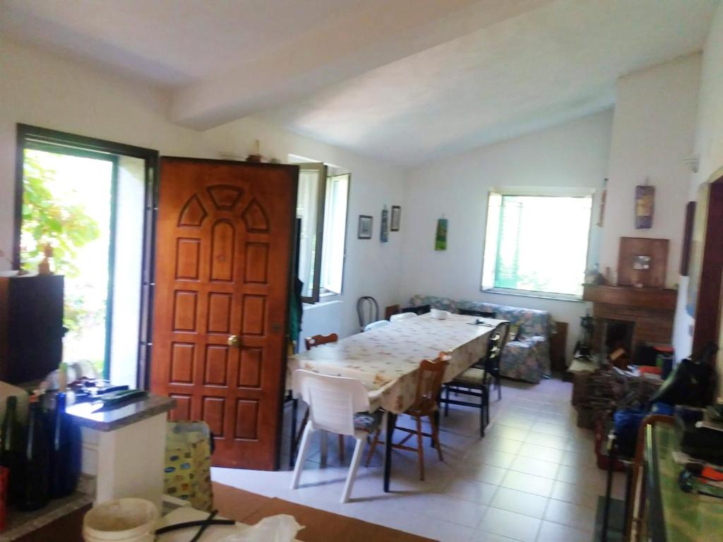Een restaurant of ander eetgelegenheid bij 3 bedrooms house with enclosed garden and wifi at Solano Superiore