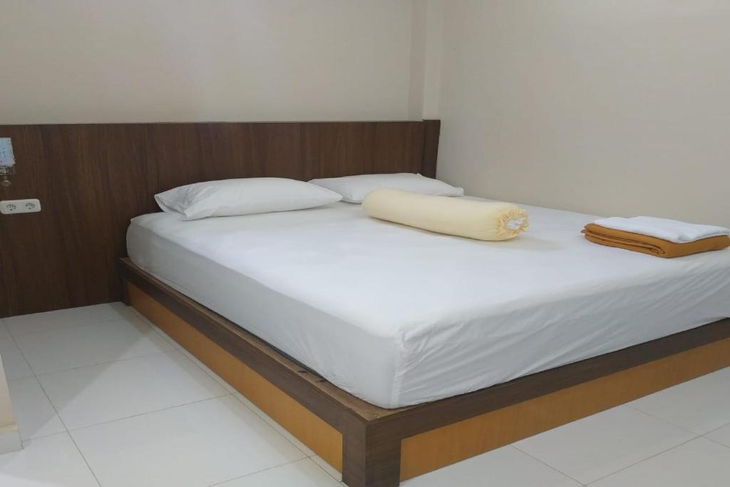 Llit o llits en una habitació de Nietsa Guest House Syariah Palu Mitra RedDoorz