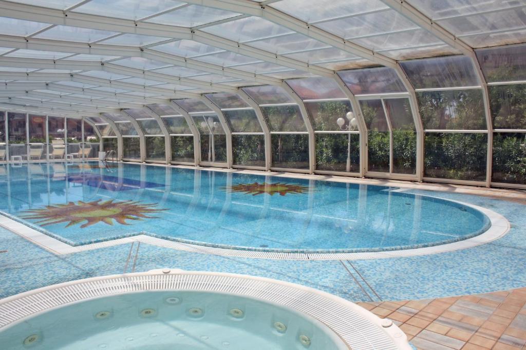 Bazén v ubytování Universal Hotel nebo v jeho okolí