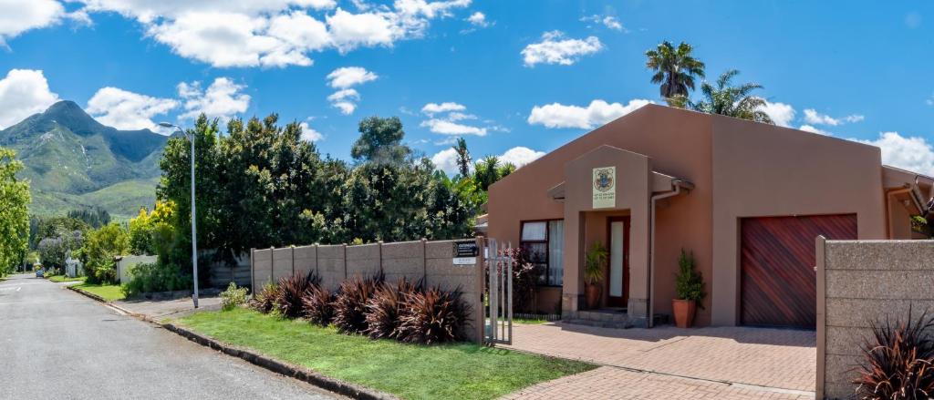 Nespecifikovaný výhled na hory nebo výhled na hory při pohledu z penzionu