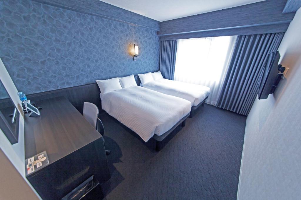 Postel nebo postele na pokoji v ubytování FP HOTELS South-Namba