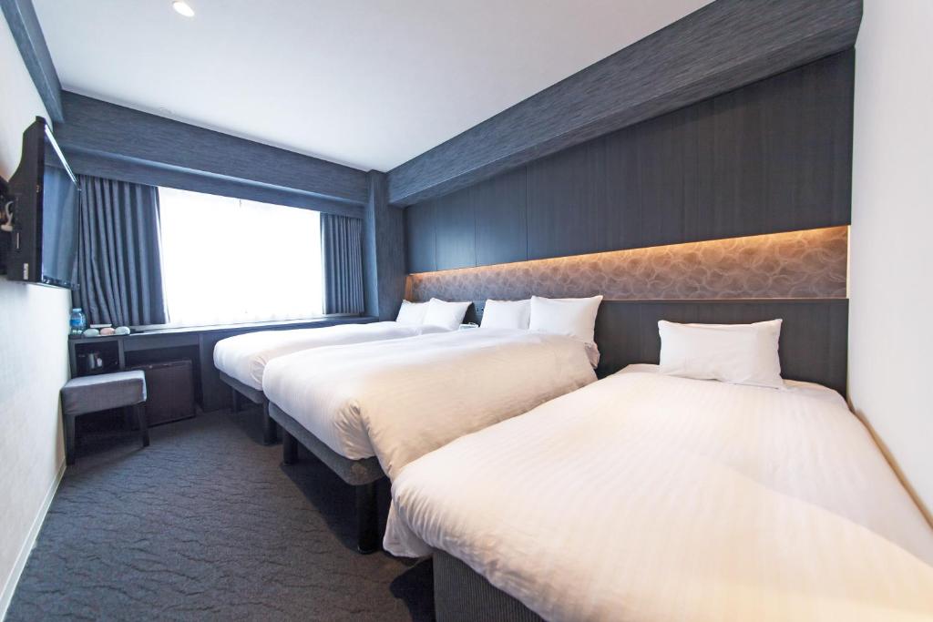 Postel nebo postele na pokoji v ubytování FP HOTELS South-Namba