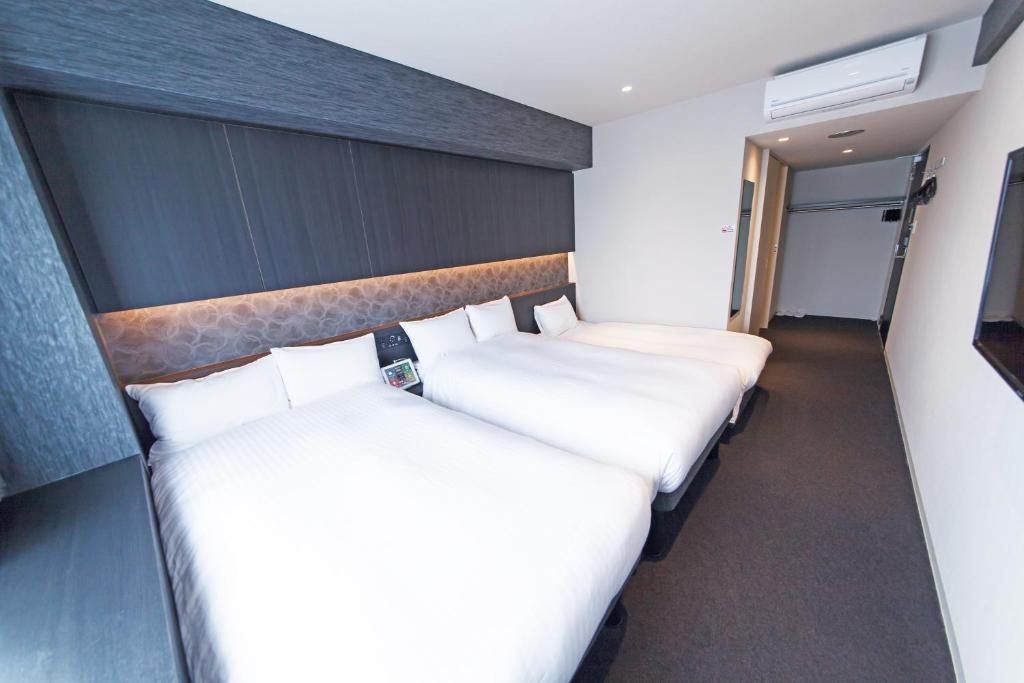 Postel nebo postele na pokoji v ubytování FP HOTELS South-Namba