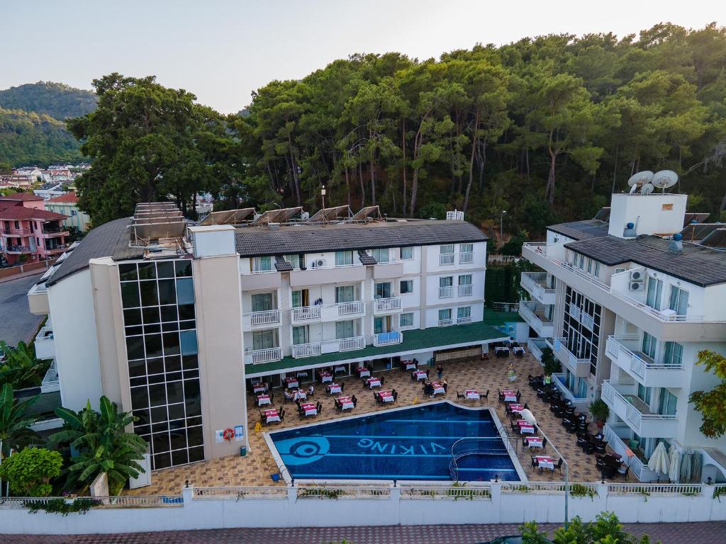 una vista aérea de un hotel con piscina en Viking Express Hotel, en Kemer