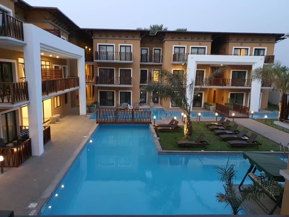 ein Bild eines Swimmingpools in einem Hotel in der Unterkunft Magnifique Appartement au coeur de la Senegambia Kololi in Banjul