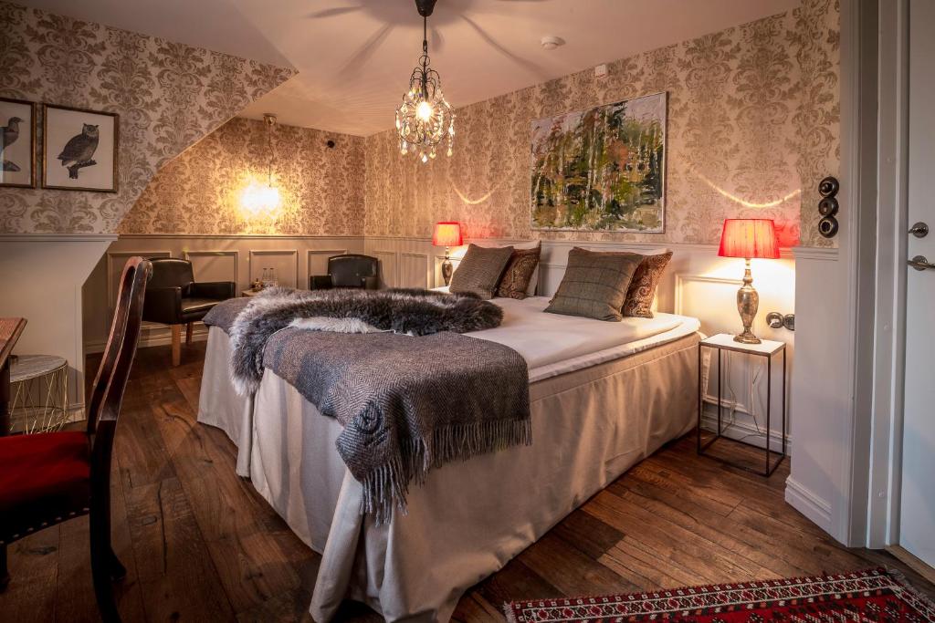 布魯薩普的住宿－布羅薩捷斯提芙麗酒店暨SPA，一间卧室配有一张大床和一个吊灯。