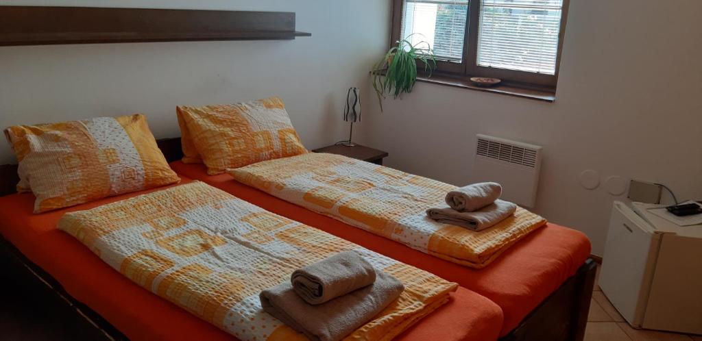 Кровать или кровати в номере Penzion a Vinoteka Hrozen