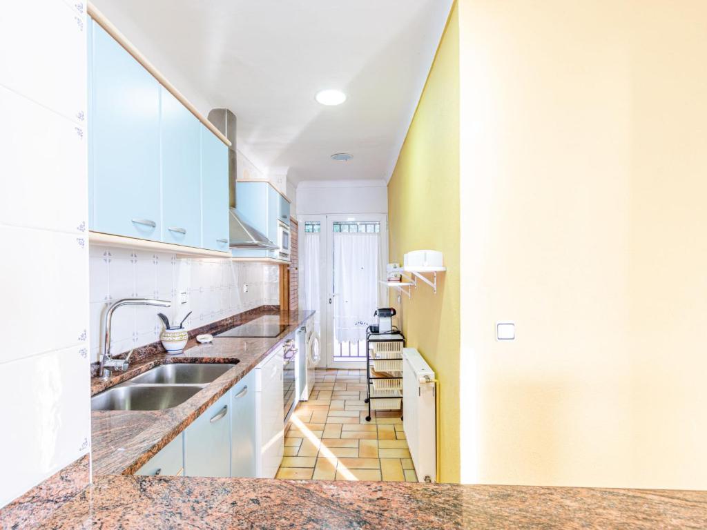 Kuchyňa alebo kuchynka v ubytovaní Holiday Home Joan Sarda by Interhome