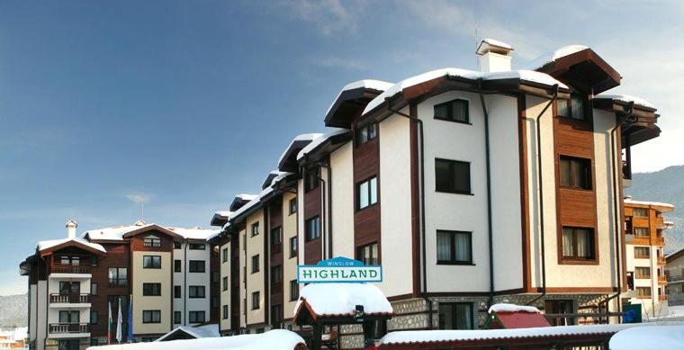 バンスコにあるAparthotel Winslow Highlandの雪の積もった大きな建物