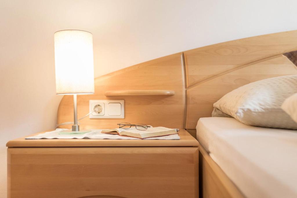 Łóżko lub łóżka w pokoju w obiekcie Haus Belodei - Apt A