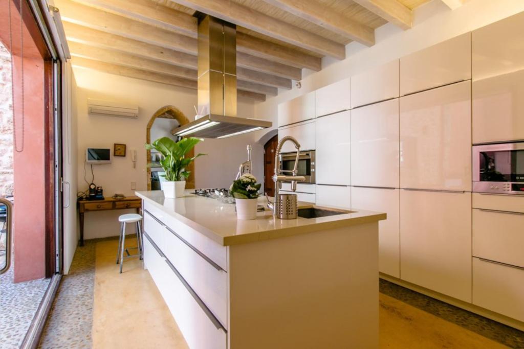 Kuchyň nebo kuchyňský kout v ubytování Casa Murallas para 6 con piscina en Alcudia cerca de playas