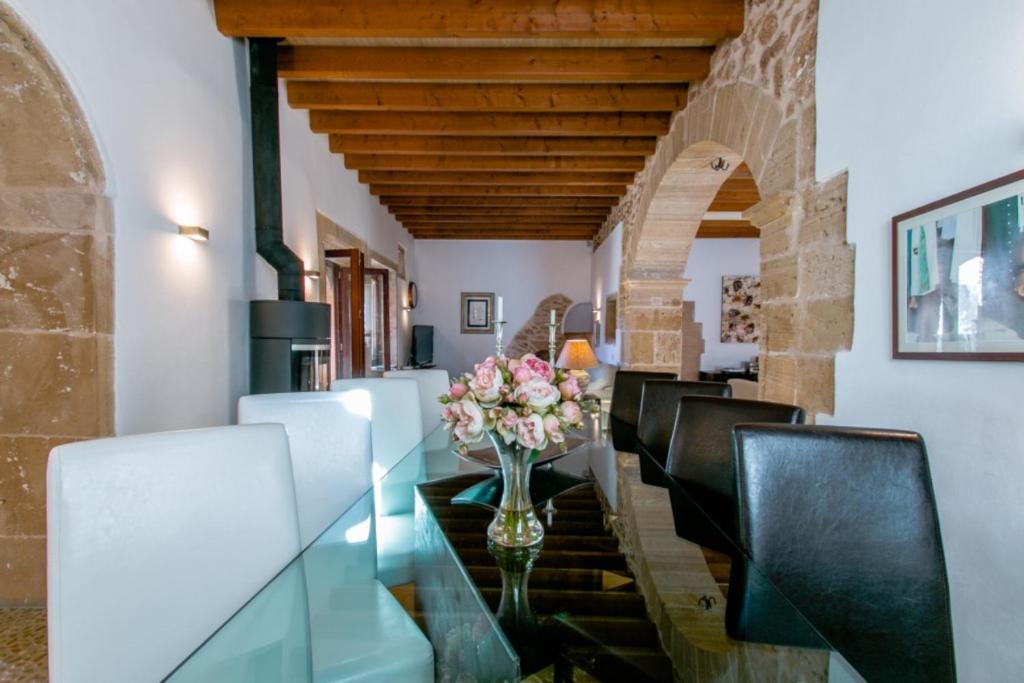 Posezení v ubytování Casa Murallas para 6 con piscina en Alcudia cerca de playas