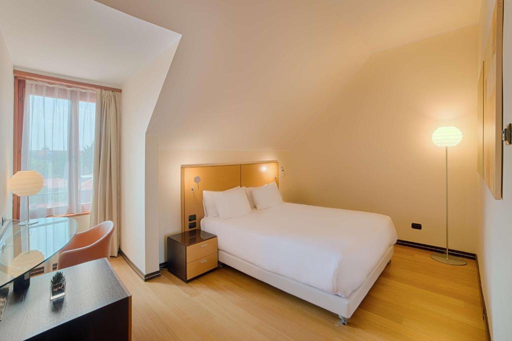 Postel nebo postele na pokoji v ubytování NH Milano 2 Residence