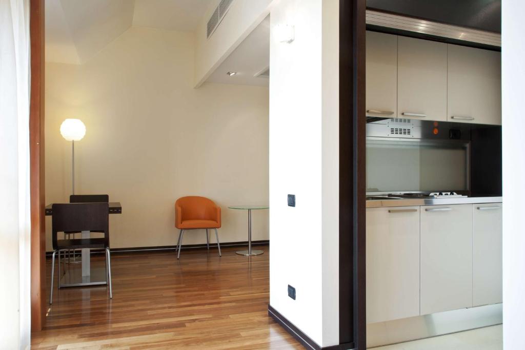Kuchyň nebo kuchyňský kout v ubytování NH Milano 2 Residence